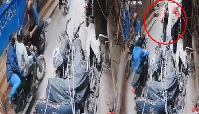 ویڈیو:  ڈاکوؤں کی دیدہ دلیری ، بازار سے واپس آنیوالی  خواتین کوفلیٹ میں گھس کر لوٹ لیا