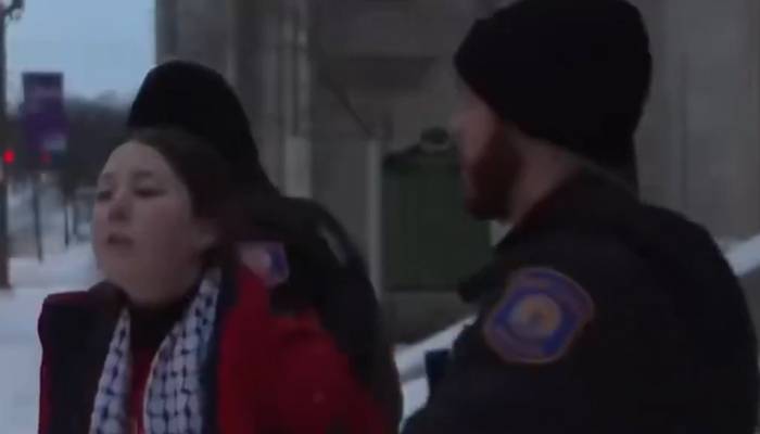 امریکی صدر ٹرمپ پر تنقید کرنےوالی خاتون دوران انٹرویو گرفتار