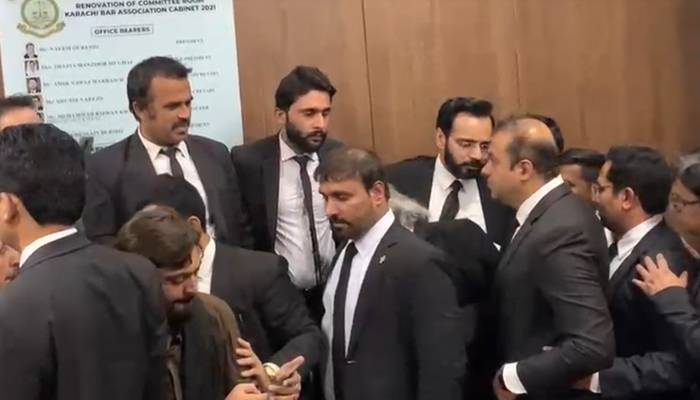 رجب بٹ کے وکیل اور کراچی سٹی کورٹ کے وکلاء کے درمیان مذاکرات کامیاب