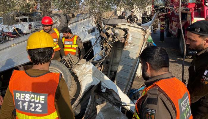 پشاور: خوفناک حادثہ میں مسافر کوسٹرز آپس میں ٹکرا گئیں