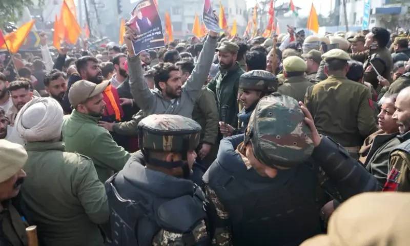 مسلمان طلباء کی تعداد میں اضافے پر بھارت نے مقبوضہ کشمیر میں میڈیکل کالج بند کردیا
