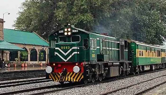 گجرات:چلتی ٹرین پر سوار ہونے کی کوشش، خاتون پاؤں پھسلنے پر  ٹرین کے نیچے آگئی