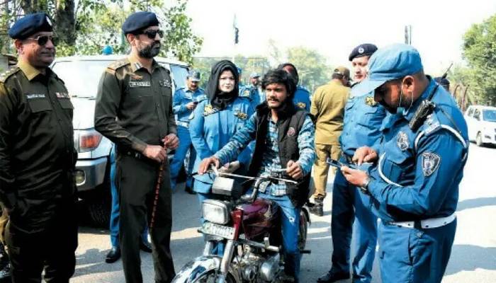 کم چالان کرنےپرجرمانہ عائد کرنے کیخلاف ٹریفک وارڈن کا قانونی کارروائی کا فیصلہ