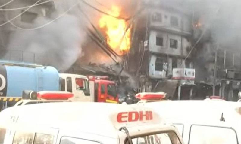 گل پلازہ میں خوفناک آتشزدگی، 6 افراد جاں بحق، آگ پر تاحال قابو نہ پایا جاسکا