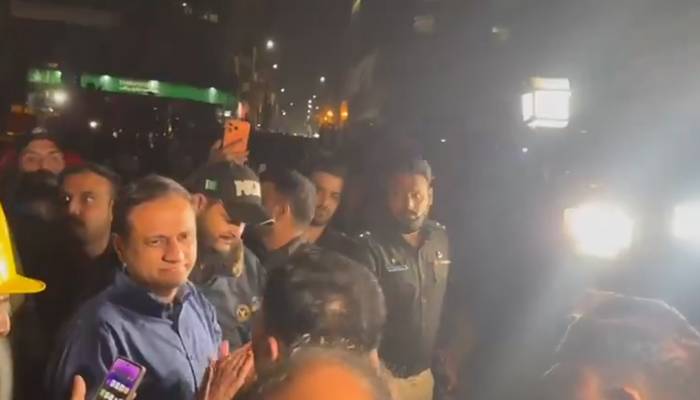 گل پلازہ آتشزدگی ، میئر کراچی کی آمد ، لوگوں کا احتجاج، نعرے بازی