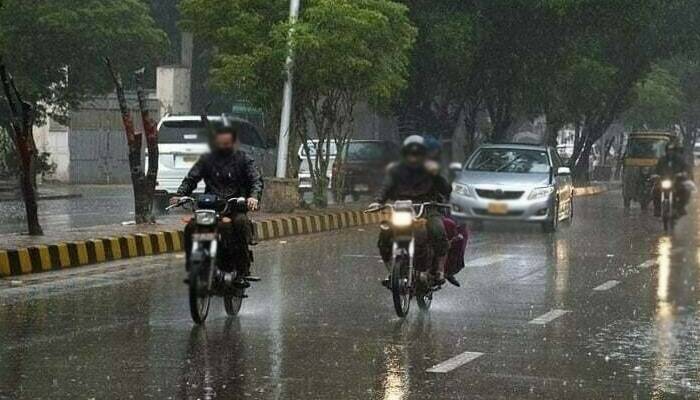 لاہور میں گرج چمک کے ساتھ بارش کا سلسلہ شروع