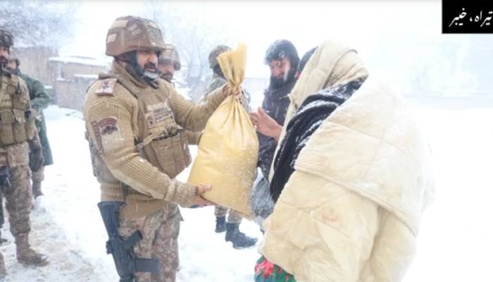 پاک فوج  کی تیراہ سے عارضی انخلاء کرنیوالے شہریوں کیلئے شدید برفباری کے دوران دیکھ بھال 