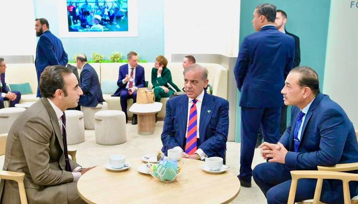 ڈیوس اجلاس کے دوران بلاول بھٹو کی وزیر اعظم اور فیلڈ مارشل سے ملاقات