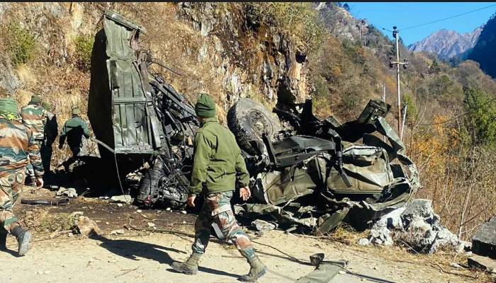  بھارتی فوج کی ایک گاڑی حادثے کا شکار ، 10 اہلکار ہلاک ہوگئے