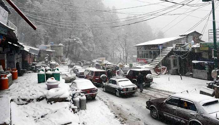 شدید برفباری سے بالائی علاقوں میں نظامِ زندگی مفلوج، سڑکیں بند، سیاح محصور