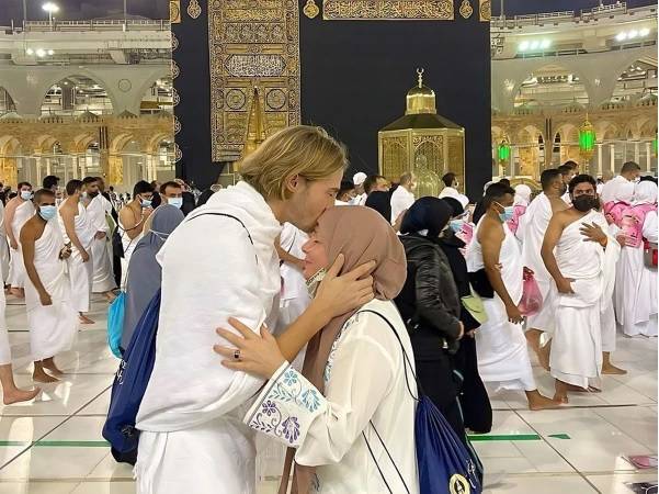 فرانسیسی اداکار اور ان کی والدہ نے اسلام قبول کرنے کے بعد عمرے کی سعادت حاصل کرلی