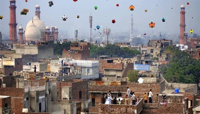 محفوظ بسنت آگاہی مہم کے تحت کمشنراورڈی سی کا اندرون لاہور کا دورہ