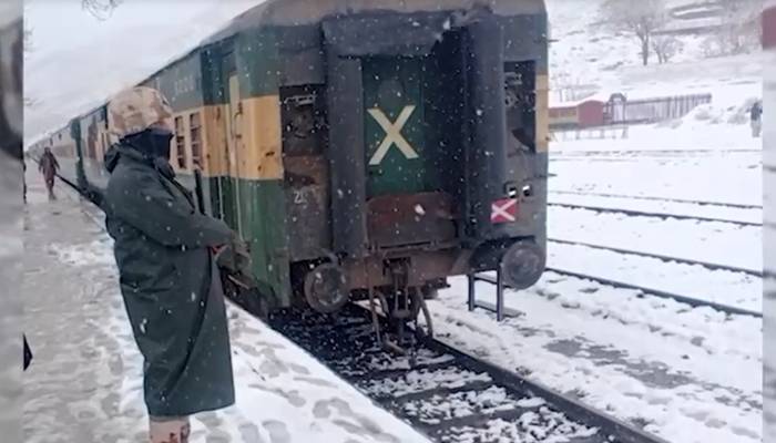 بلوچستان : شدید برفباری ، مشکل حالات کے باوجود پاک فوج ریلوے ٹریکس کی نگرانی پر مامور