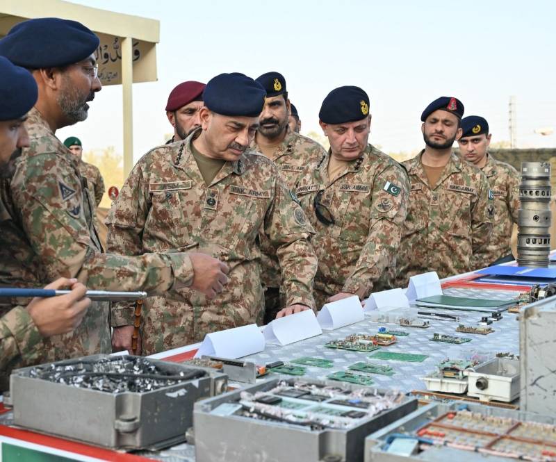 فیلڈ مارشل کا بہاولپور گیریژن کا دورہ، آپریشنل ، تر بیتی اور انتظا می امور پر بر یفنگ