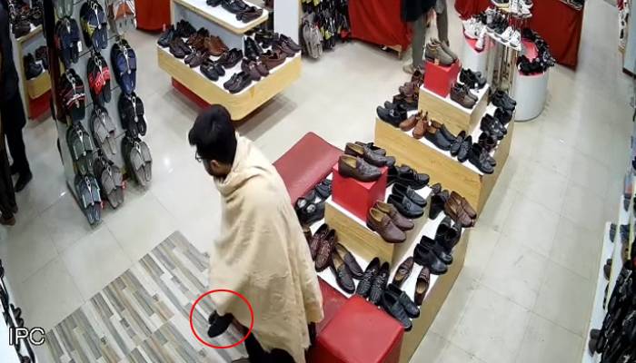 چنیوٹ: جوتا چوری کرتے نوجوان کی سی سی ٹی وی فوٹیج منظرعام پر آگئی