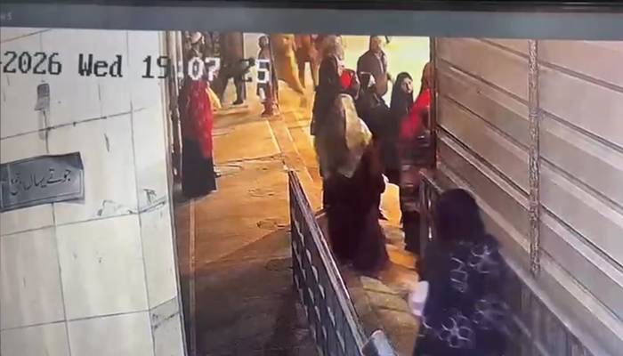 لاہور: داتا دربار کے قریب سیوریج میں گرنے والی ماں بیٹی کی سی سی ٹی وی فوٹیج سامنے آگئی