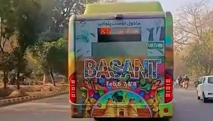 اسپیڈواور گرین الیکٹرک بسیں بھی بسنت کے رنگوں میں رنگ گئیں