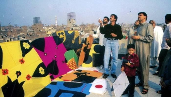 لاہور میں بسنت کی رونقیں، پتنگیں اور ڈوریں مہنگےداموں فروخت