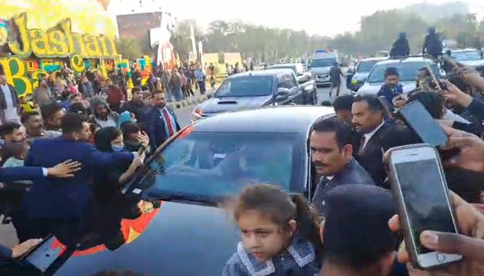 وزیر اعلی مریم نواز لبرٹی چوک پہنچ گئی، شہریوں کو ہاتھ ہلا کر سلام کیا