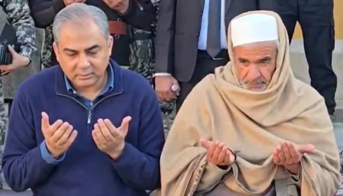 وزیرداخلہ کی شہیدکیپٹن عباس خان کی رہائش گاہ آمد،اہلخانہ سے اظہار تعزیت