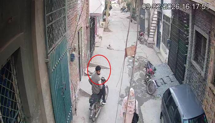 فیصل آباد:موٹرسائیکل سوار کی طالبہ کے ساتھ نازیبا حرکت ، مقدمہ درج کرلیا گیا