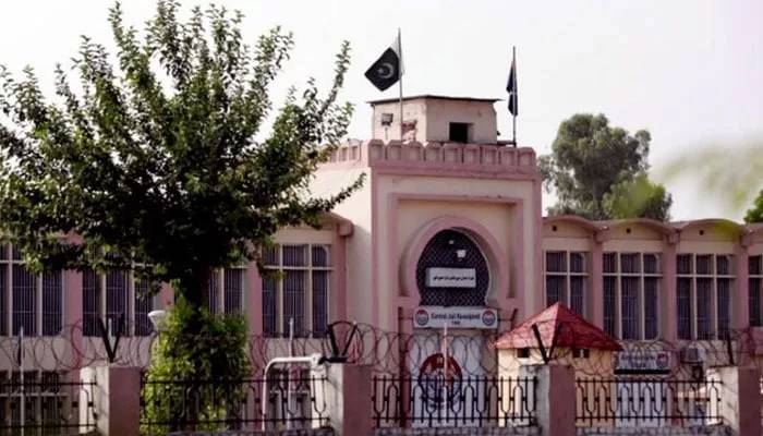 بانی پی ٹی آئی کی آنکھوں کے علاج کا معاملہ ، ایمبولینس اڈیالہ جیل پہنچ گئی