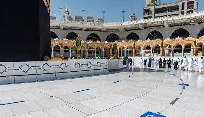 مسجدالحرام میں مطاف کا سنگ مرمر شدید گرمی میں بھی ٹھنڈا کیسے رہتا ہے؟