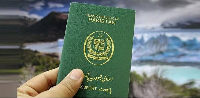 پاکستانی پاسپورٹ کی عالمی درجہ بندی میں بہتری، 32 ممالک تک ویزہ فری رسائی