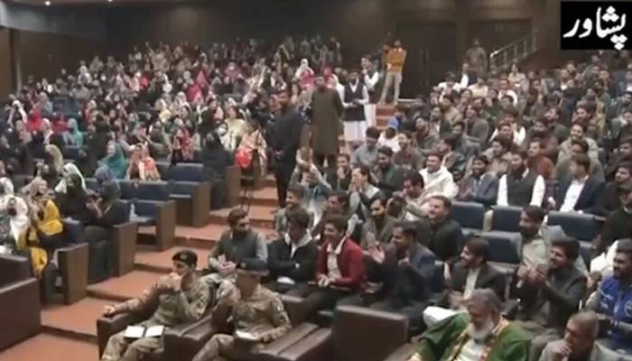 کور کمانڈر پشاور کی آئی ایس پی آر ونٹر انٹرن شپ پروگرام کے طلبہ کیساتھ خصوصی نشست