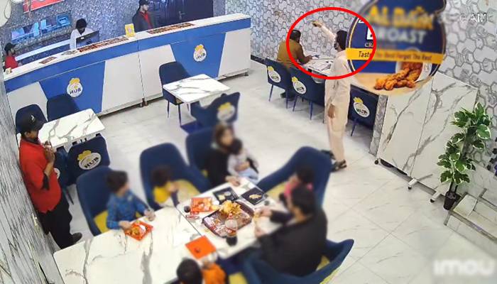 لاہور: نجی ریسٹورنٹ میں ڈکیتی کی واردات ، لڑکی خوف سے بیہوش، فوٹیج سامنے آگئی