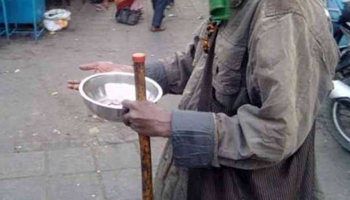 کراچی میں لکھ پتی فقیر گرفتار، بیگ سے 1 لاکھ سے زائد پیسے برآمد