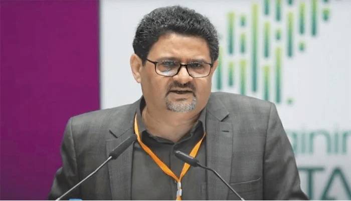 حکومت نے عوام کے بجائے آئل کمپنیز کو فائدہ دیا، سابق وزیرِ خزانہ