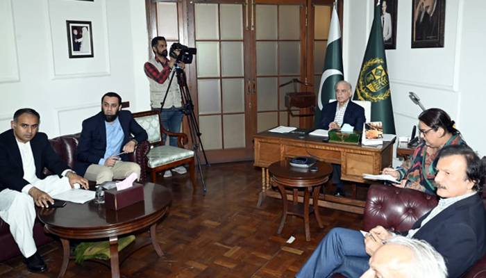 تمام سرکاری ملازمین اور وزرا سادگی اور کفایت شعاری اختیار  کریں ، وزیر اعظم 