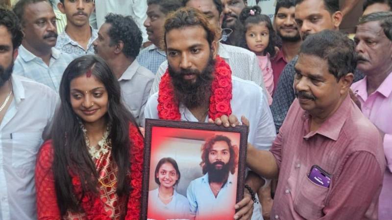 کمبھ میلے سے وائرل ہونے والی مونا لیزا بھوسلے نے محمد فرمان سے شادی کرلی