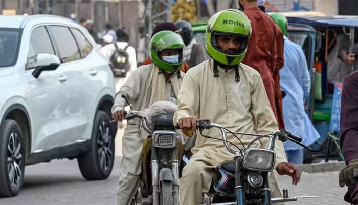 لاہور میں موٹر سائیکل رائیڈ سروس کے مسافروں کے لیے بھی ہیلمٹ لازمی قرار