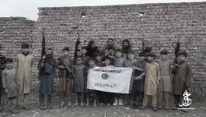 ٹی ٹی پی کے خوارج کا اصل چہرہ بے نقاب، بچوں کے ہاتھوں میں بندوق تھما دی