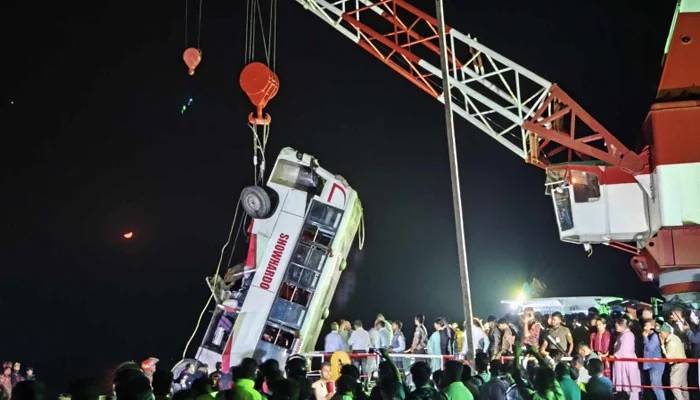 بنگلادیش: بس دریا میں گرنے سے 18 افراد جان کی بازی ہار گئے