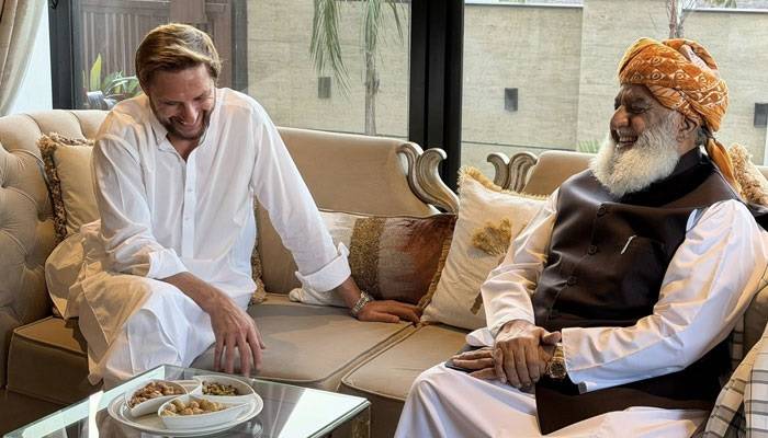 مولانا فضل الرحمان کی شاہد آفریدی سے ان کے گھر ملاقات، تصاویر منظرِ عام پر آگئیں