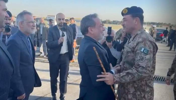 فیلڈ مارشل سید عاصم منیر   ایران پہنچ گئے، ایرانی وزیر خارجہ نے استقبال کیا