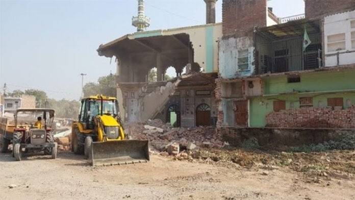 بھارت میں مسلمانوں پر ظلم: اتر پردیش میں بلڈوزر آپریشن کے ذریعے مسجد، عیدگاہ اور امامباڑہ کو منہدم کر دیا گیا
