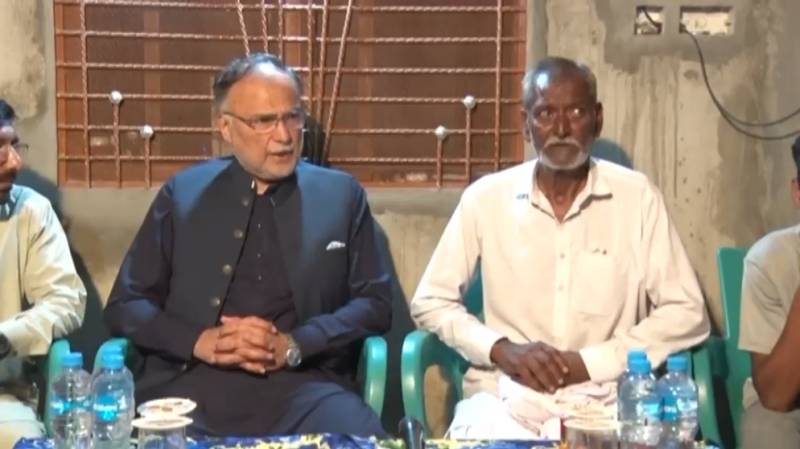 احسن اقبال کی معرکہ حق کے شہدا محمد قدیر اور فرحان سہیل کے گھر آمد