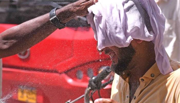 کراچی میں رواں سال کا گرم ترین دن، پارہ 44.1 ڈگری سینٹی گریڈ تک پہنچ گیا