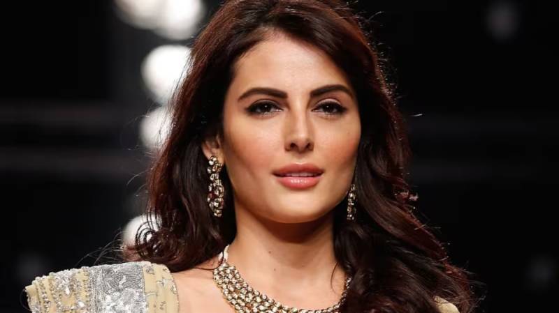 ایرانی نژاد اداکارہ مندانا کریمی کا 16 برس بعد بھارت چھوڑنے کا اعلان