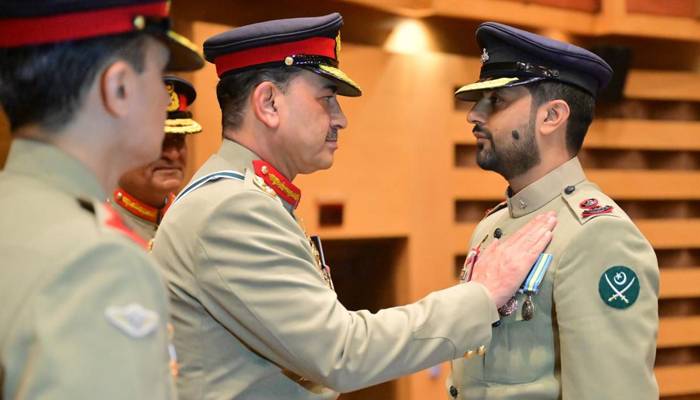 جی ایچ کیو میں تقریب، فیلد مارشل نے شہداء کے اہلِ خانہ، افسران ، جوانوں کوعسکری اعزازات سے نوازا