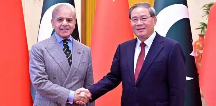 وزیراعظم شہباز شریف کی گریٹ ہال آف دی پیپلز آمد، چینی وزیراعظم کا پرتپاک استقبال