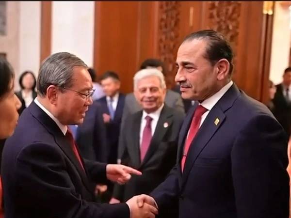  دورۂ چین: فیلڈ مارشل عاصم منیر کی چینی وزیراعظم لی چیانگ سے غیر رسمی ملاقات