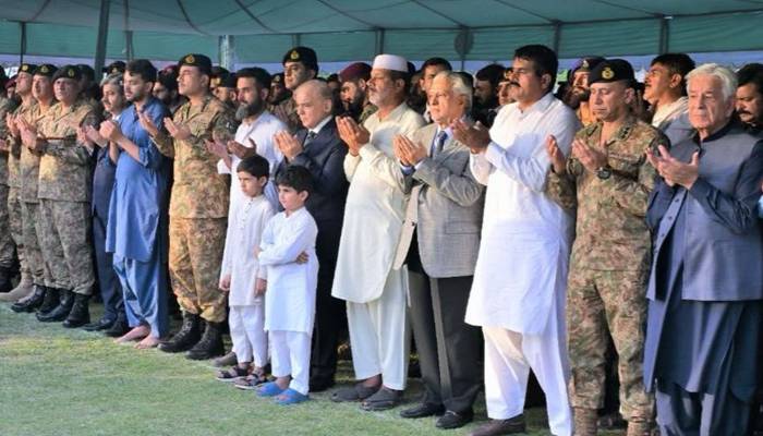 مظفر آباد ہیلی کاپٹر حادثے کے شہدا کی نماز جنازہ ادا،وزیر اعظم ، فیلڈ مارشل کی شرکت