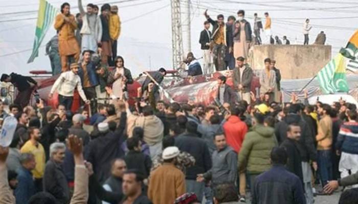 کالعدم انتشاری کمیٹی احتجاج کو چھوڑ کرجانے والے شہریوں کو ڈرانے اور دھمکانے لگی 