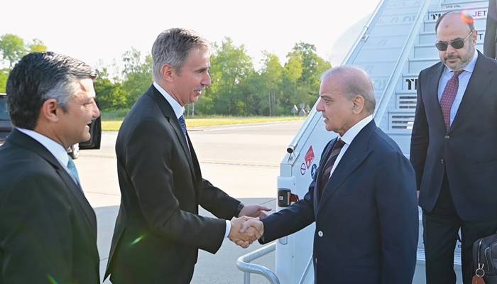 ایران امریکا مذاکرات: وزیر اعظم اعلی سطح وفد کے ہمراہ سوئٹزرلینڈ پہنچ گئے
