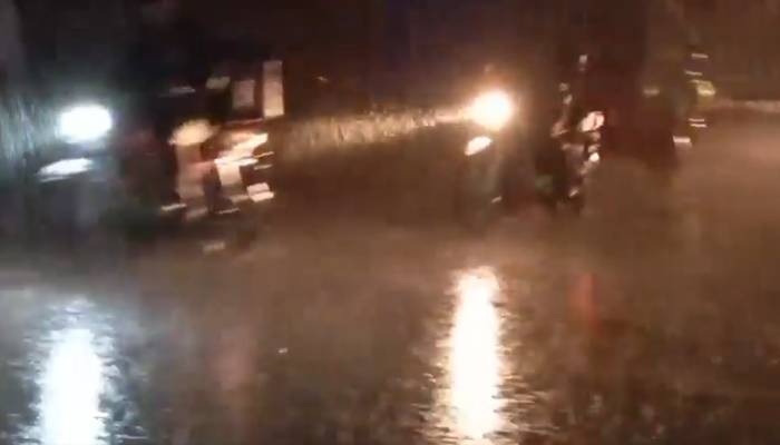لاہور کے مختلف علاقوں میں بارش، موسم خوشگوار، گرمی اور حبس کا زور ٹوٹ گیا